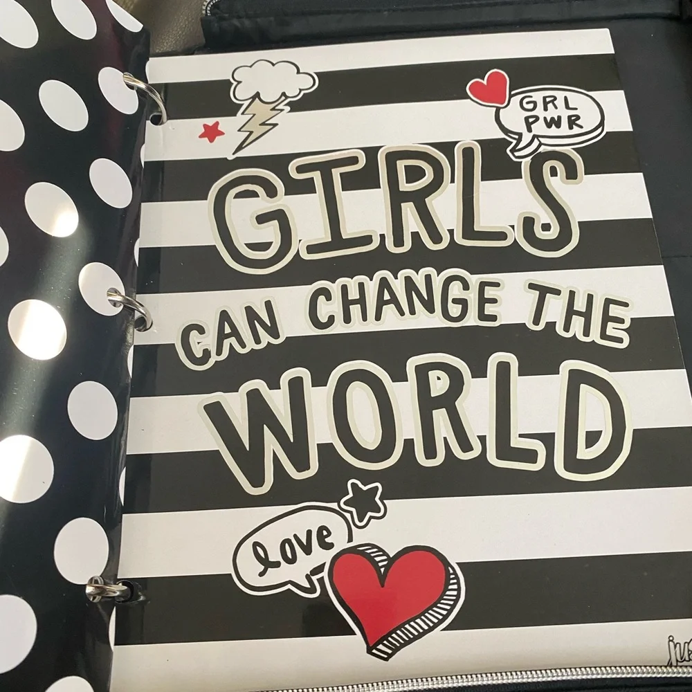 Justice Loose leaf has 3 folders and slats for organizing w Name Tag & Art box - Picture 7 of 12